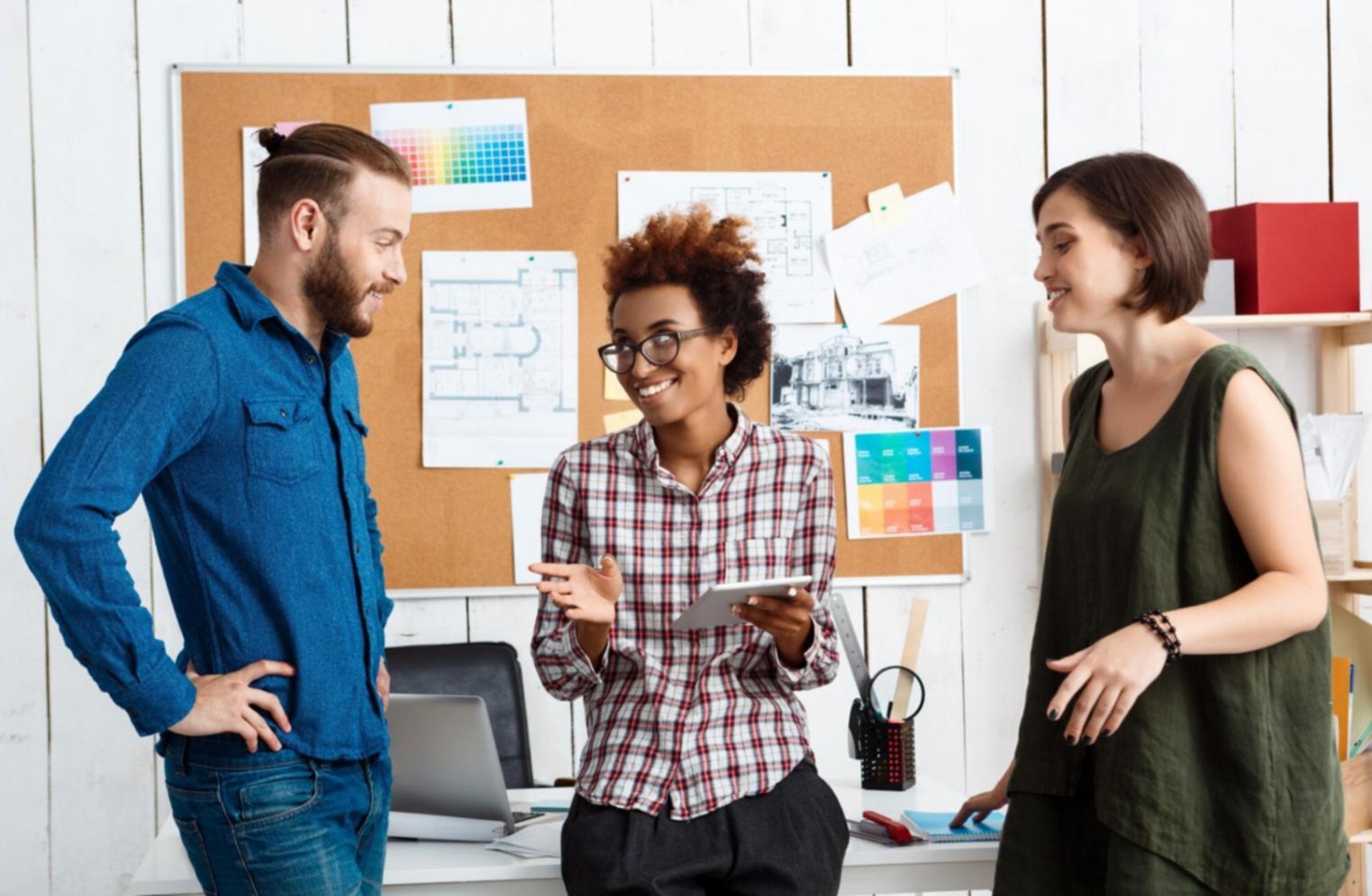 Formation financière en entreprise avec des professionnels analysant des données sectorielles