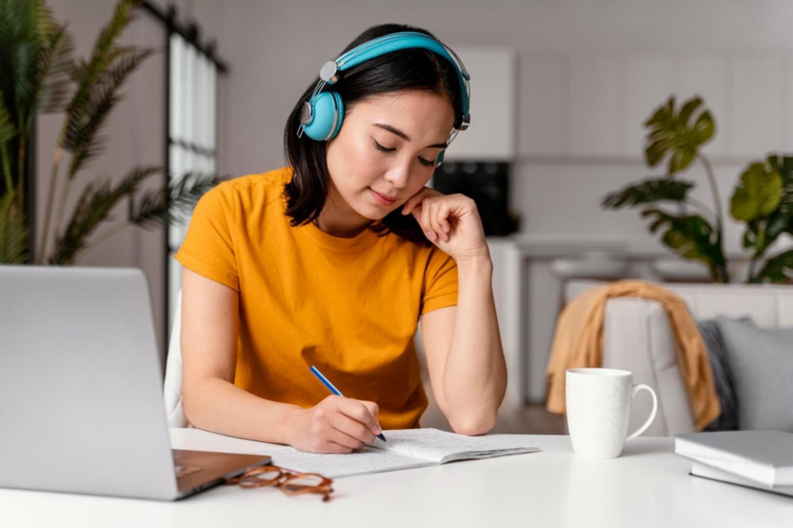Groupe d'étudiants collaborant sur des projets financiers